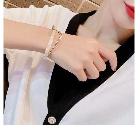 Simple White Gold Shellfish Board Bend Metal Geometric Overlap Bracelet - Picture 8 of 8